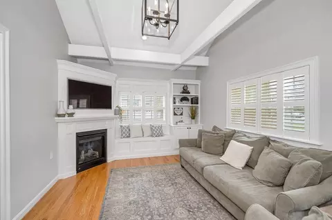 Living - 29 Riverside Dr, Reading, MA 01867 photo 5 of 10