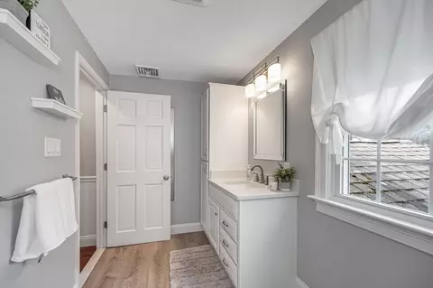 Bath - 29 Riverside Dr, Reading, MA 01867 photo 3 of 4