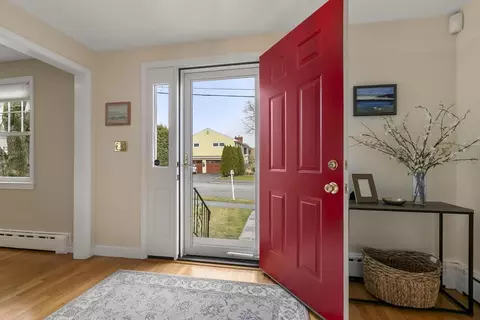 Entry Way - 31 Melbourne Ave, Reading, MA 01867 photo 1 of 3