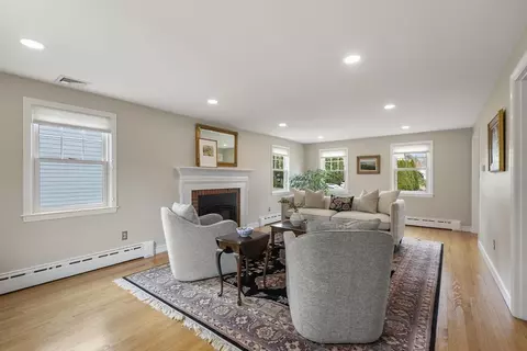 Living - 31 Melbourne Ave, Reading, MA 01867 photo 3 of 5