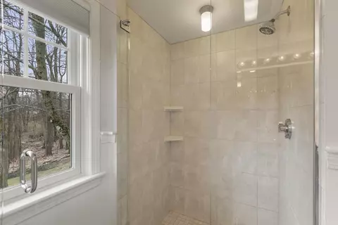 Bath - 31 Melbourne Ave, Reading, MA 01867 photo 3 of 4