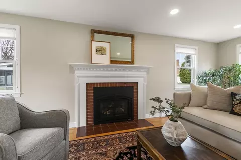 Living - 31 Melbourne Ave, Reading, MA 01867 photo 2 of 5