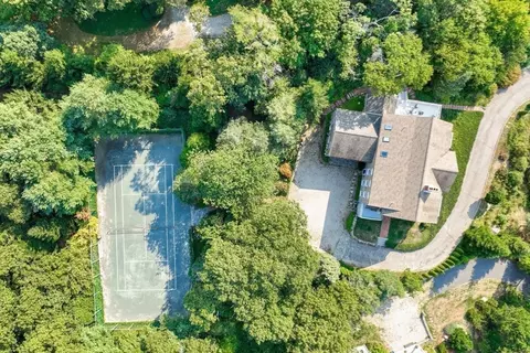 78 Carey Ln, Falmouth, MA 02540
