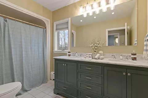 Bath - 100 Grand St, Reading, MA 01867 photo 3 of 3