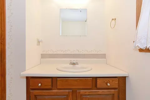 Bath - 4 Crestview Dr, Uxbridge, MA 01569 photo 2 of 5
