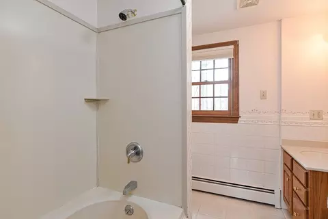 Bath - 4 Crestview Dr, Uxbridge, MA 01569 photo 3 of 5