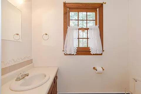 Bath - 4 Crestview Dr, Uxbridge, MA 01569 photo 5 of 5