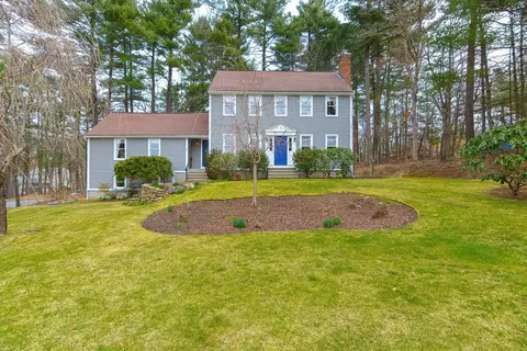 4 Crestview Dr, Uxbridge, MA 01569