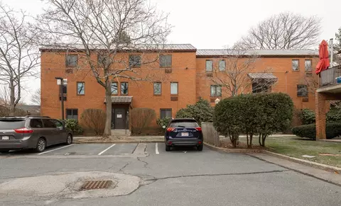 11 Barton Sq #201, Salem, MA 01970
