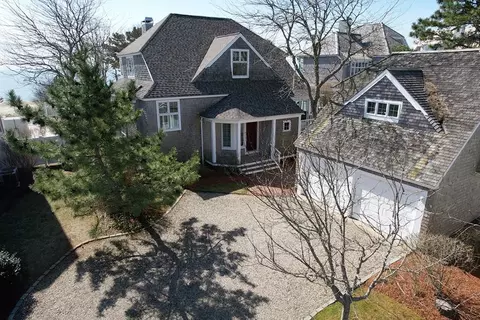 118 Shore Dr W, Mashpee, MA 02649