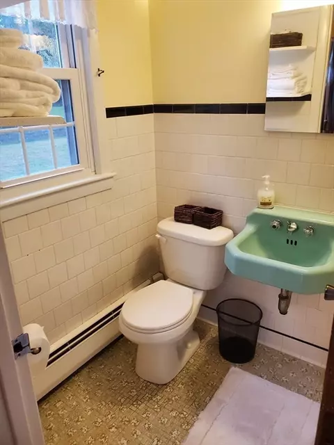 Bath - 2 Prentiss Rd, Danvers, MA 01923 photo 2 of 4