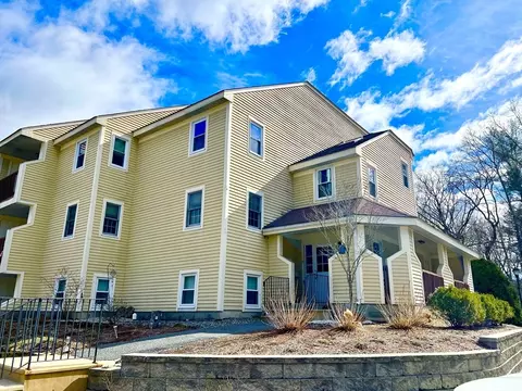 135 Heritage Dr #135, Whitinsville, MA 01588