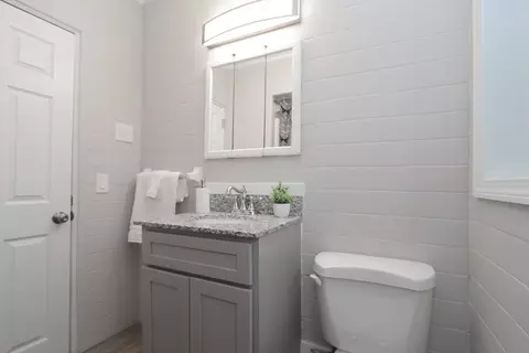 Bath - 96 Almira Rd, Springfield, MA 01119 photo 2 of 3