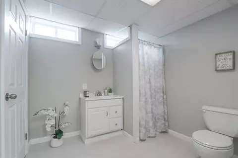 Bath - 96 Almira Rd, Springfield, MA 01119 photo 3 of 3