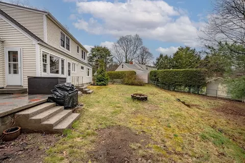 Exterior - 384 Forest Hills Rd, Springfield, MA 01128 photo 4 of 8