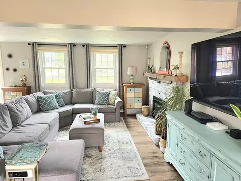Living - 49 Edward Rd, Townsend, MA 01469 photo 2 of 7