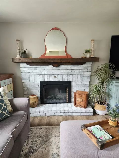 Living - 49 Edward Rd, Townsend, MA 01469 photo 3 of 7