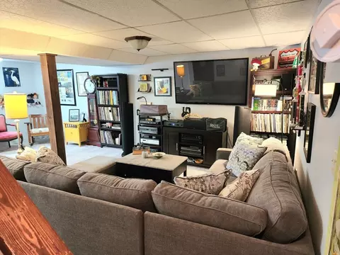 Living - 49 Edward Rd, Townsend, MA 01469 photo 6 of 7