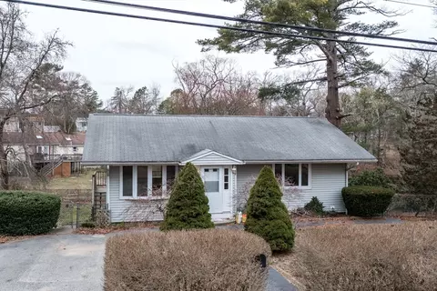 12 Mayflower Ln, Wareham, MA 02538