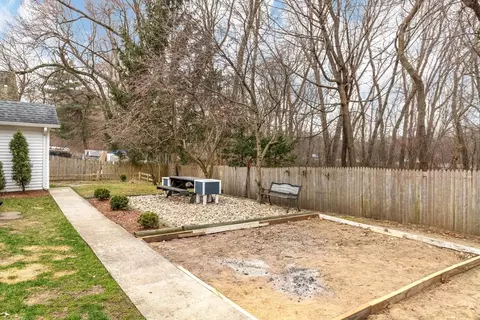 Exterior - 62 Sylvester St, Springfield, MA 01101 photo 6 of 7