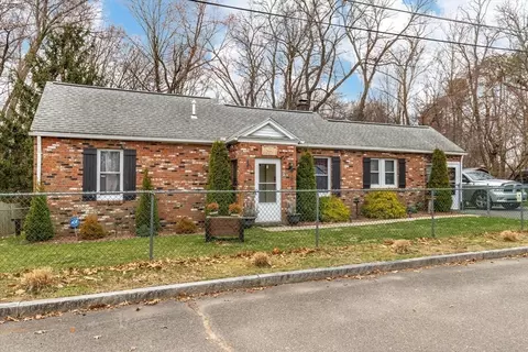 62 Sylvester St, Springfield, MA 01101