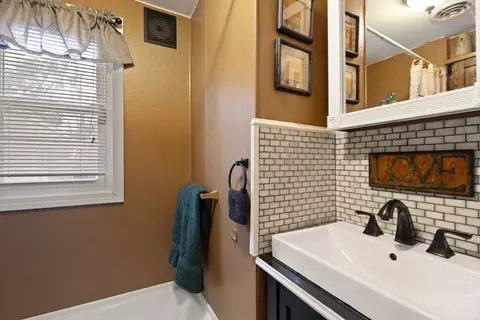 Bath - 62 Sylvester St, Springfield, MA 01101 photo 2 of 2