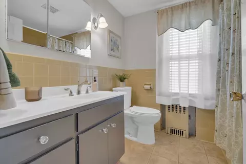Bath - 36 Fairview Rd, Stoneham, MA 02180 photo 3 of 5
