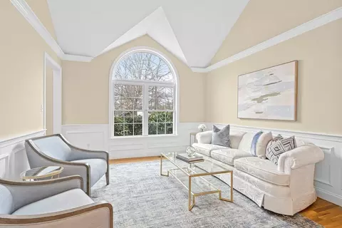 Living - 10 Jay Dr, Framingham, MA 01701 photo 2 of 4