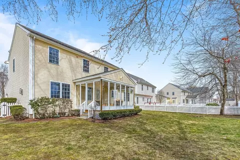 Exterior - 10 Jay Dr, Framingham, MA 01701 photo 4 of 11