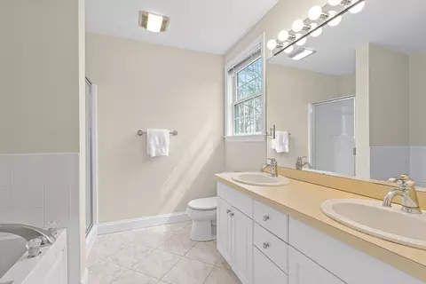 Bath - 10 Jay Dr, Framingham, MA 01701 photo 1 of 2