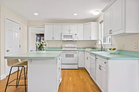 Kitchen - 10 Jay Dr, Framingham, MA 01701 photo 2 of 3