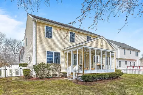 Exterior - 10 Jay Dr, Framingham, MA 01701 photo 5 of 11