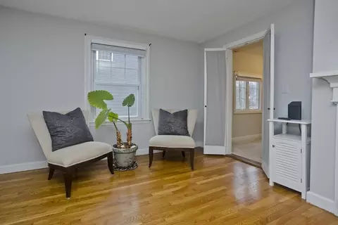 Living - 6 Venture Dr, Springfield, MA 01119 photo 4 of 5