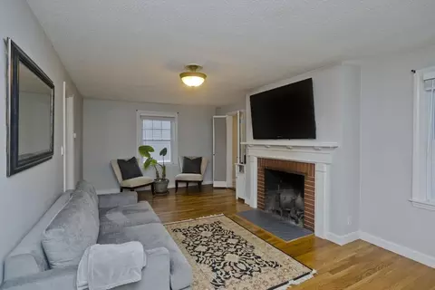 Living - 6 Venture Dr, Springfield, MA 01119 photo 1 of 5