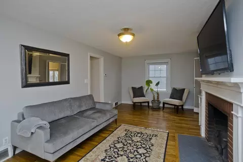 Living - 6 Venture Dr, Springfield, MA 01119 photo 2 of 5