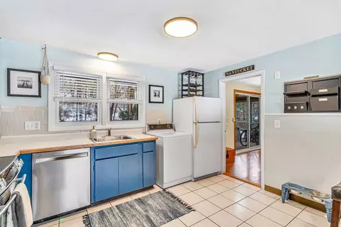 Kitchen - 4 Temi Rd, Hudson, MA 01749 photo 2 of 3