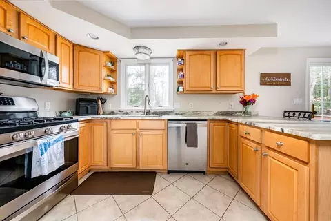 Kitchen - 20 Yardarm Dr, Mashpee, MA 02649 photo 3 of 4