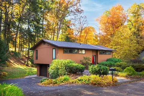 9 Red Fox Ln, Amherst, MA 01002