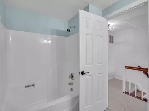 Bath - 2703 Postgate Ln #2703, Peabody, MA 01960 photo 2 of 3