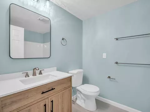Bath - 2703 Postgate Ln #2703, Peabody, MA 01960 photo 3 of 3