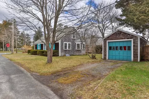 16 Oak St, Barnstable, MA 02601