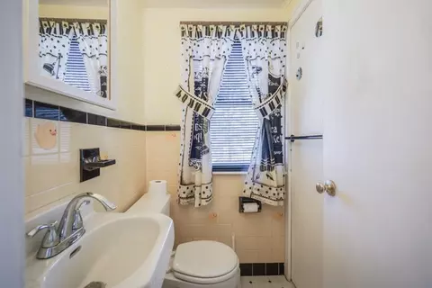 Bath - 48 Fair Oak Rd, Springfield, MA 01128 photo 2 of 5