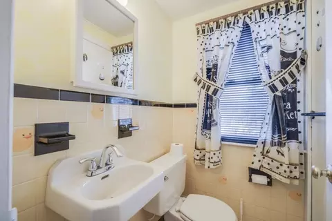 Bath - 48 Fair Oak Rd, Springfield, MA 01128 photo 3 of 5