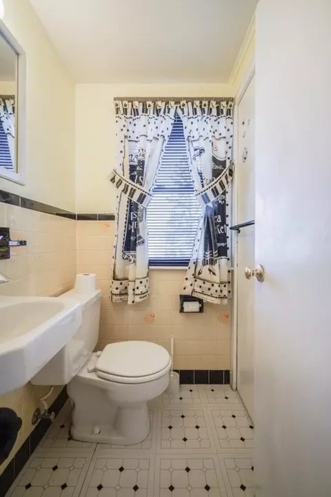 Bath - 48 Fair Oak Rd, Springfield, MA 01128 photo 1 of 5