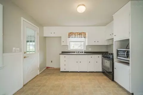 Kitchen - 48 Fair Oak Rd, Springfield, MA 01128 photo 4 of 5