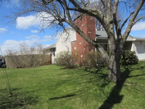 Exterior - 13 Sutton Pl, Easthampton, MA 01027 photo 4 of 12