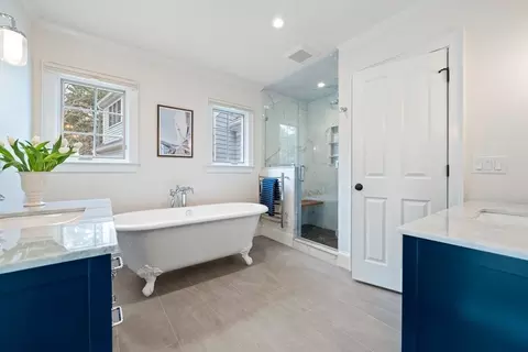 Bath - 46 Forsyth Ct, Barnstable, MA 02635 photo 1 of 5