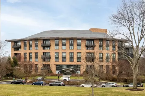 2400 Beacon St #PH608, Boston College, MA 02467