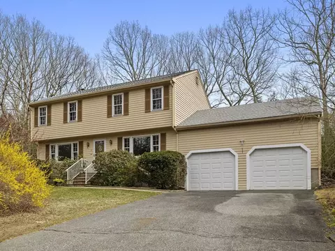 7 Red Coat Ln, Plainville, MA 02762