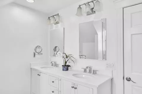 Bath - 51 Winthrop Rd #51, Brookline, MA 02445 photo 4 of 6
